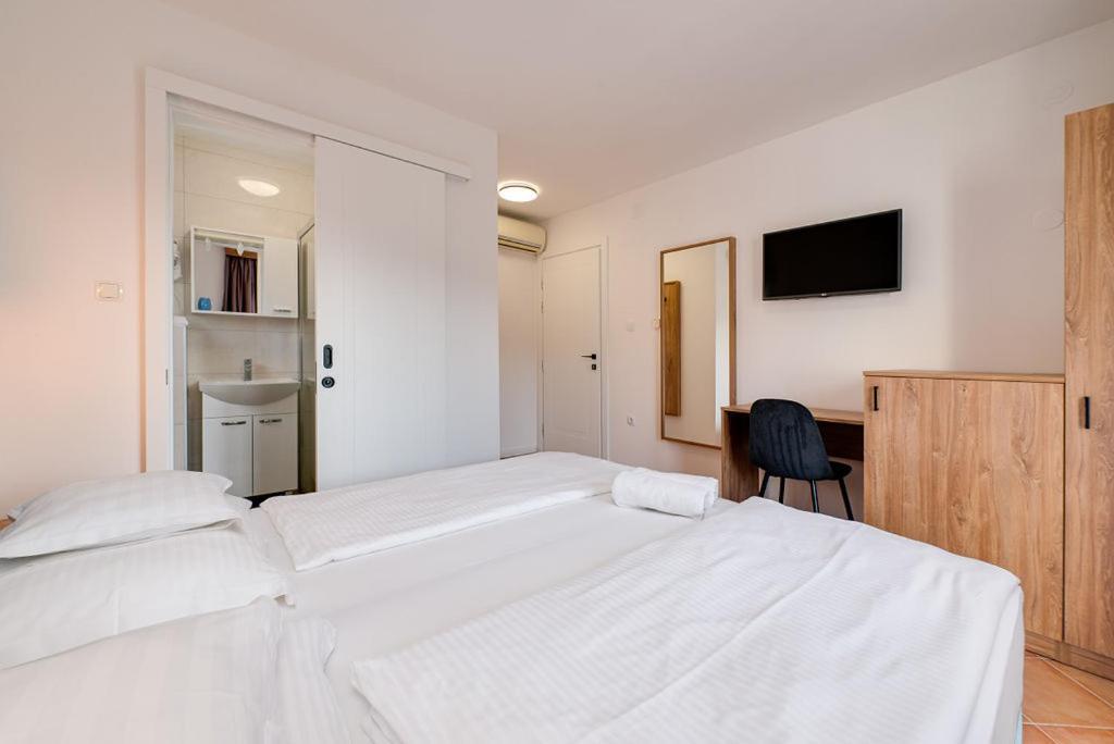Bed & Breakfast Dosen III Baska  Exterior photo